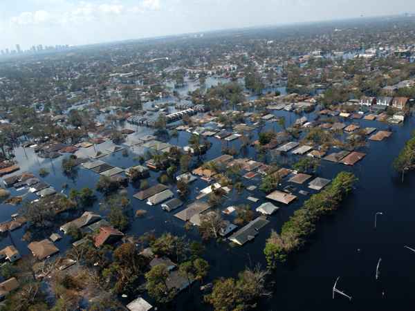 Greennova - hurricanes and cyclones reinforced by climate change cause important floodings